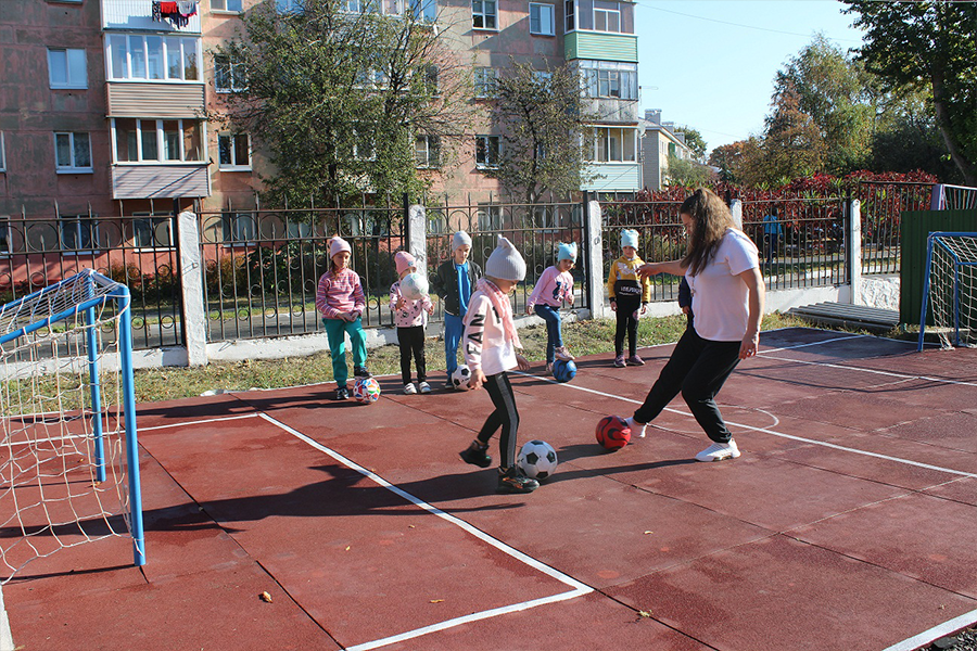 В губкинском детском саду открыли футбольное поле для детских тренировок